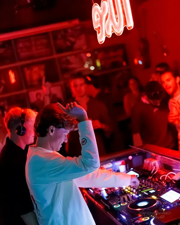 DJ draait plaatjes tijdens een DJ-avond bij cocktailbar Moodz in Castricum
