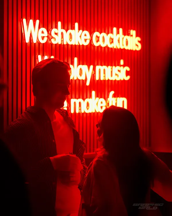 Neonbord 'We shake cocktails, we play music, we make fun' in cocktailbar Moodz